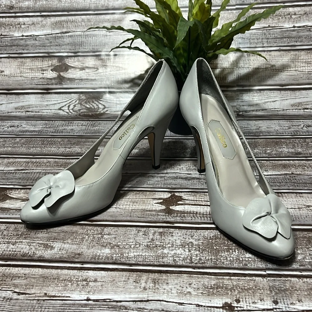 Calico Women's Gray Heels with Bow Detail and side cut out. Size 7.5